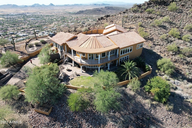 birds eye view of property featuring a mountain view