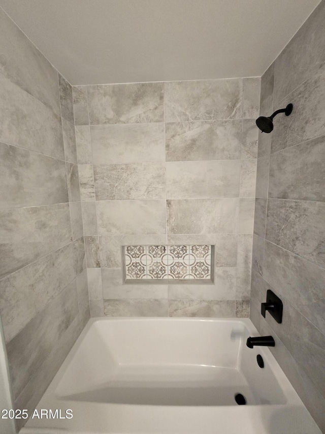 bathroom featuring tiled shower / bath combo