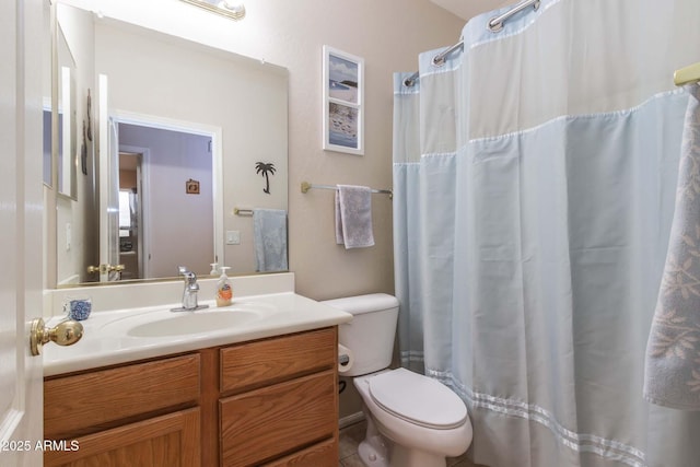 full bath with curtained shower, toilet, and vanity