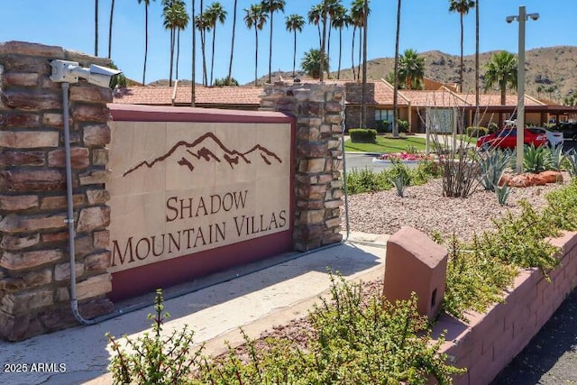 community / neighborhood sign featuring a mountain view