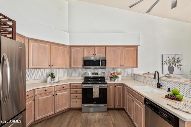 kitchen with sink, tasteful backsplash, appliances with stainless steel finishes, dark hardwood / wood-style flooring, and ceiling fan