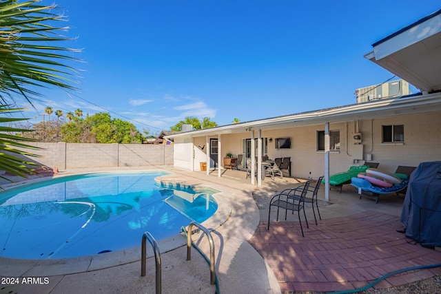 view of swimming pool featuring a patio