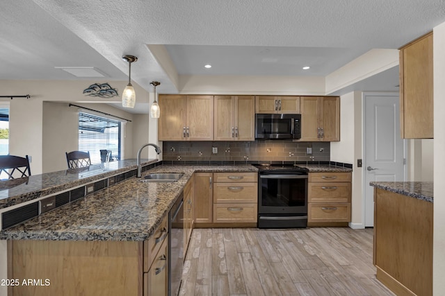 kitchen with electric range, light wood-type flooring, kitchen peninsula, sink, and tasteful backsplash