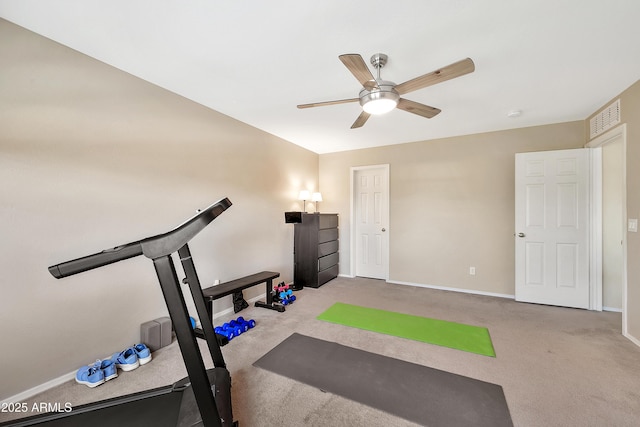 workout room featuring carpet floors, baseboards, visible vents, and golf simulator