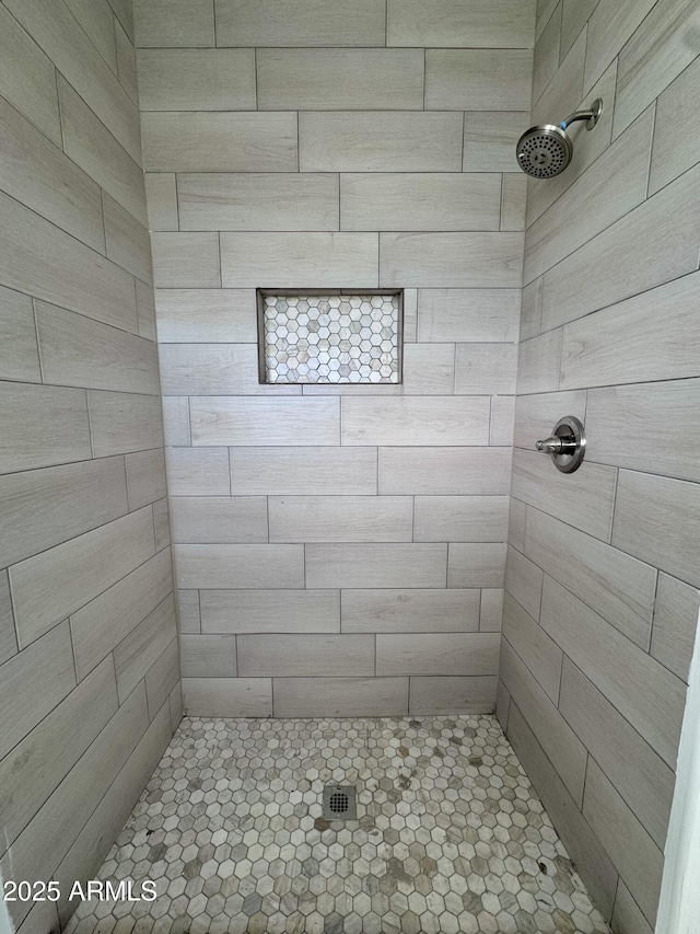 bathroom featuring a tile shower