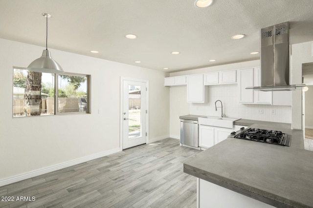 kitchen featuring tasteful backsplash, island range hood, a sink, black cooktop, and stainless steel dishwasher