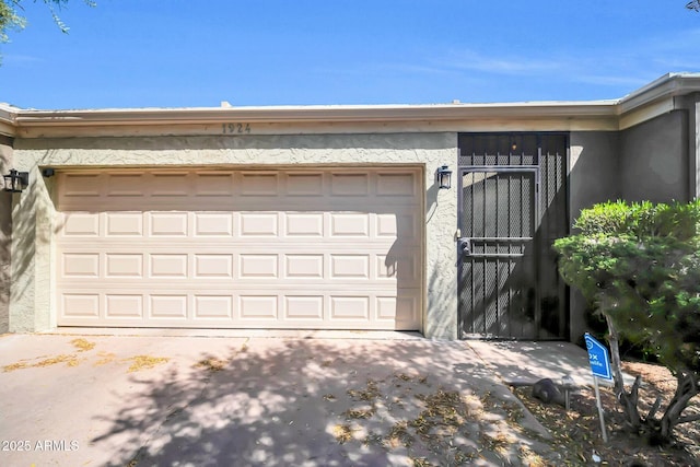 1924 W Belmont Ave, Phoenix, AZ 85021 - garage featuring concrete driveway