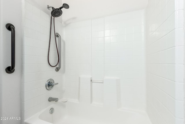 bathroom with tiled shower / bath