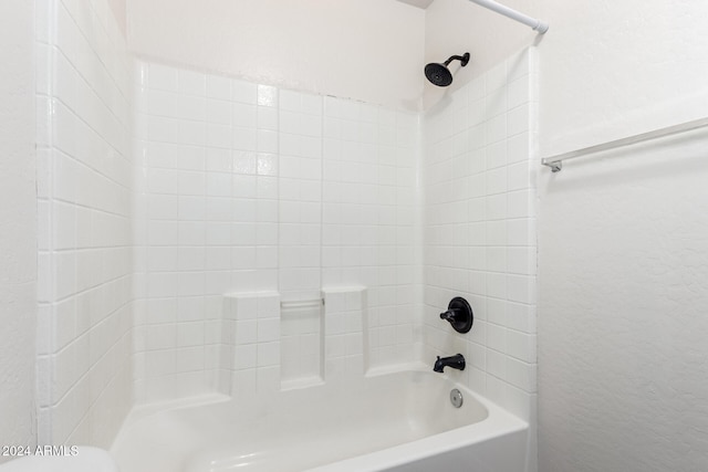 bathroom with tiled shower / bath