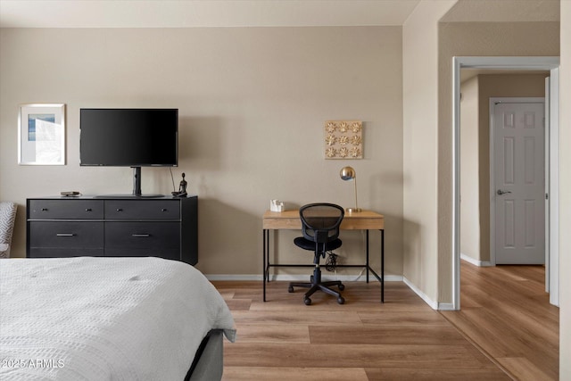 19700 N 76th St Unit 1038, Scottsdale, AZ 85255 - bedroom with light wood-style flooring and baseboards