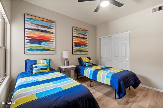 19700 N 76th St Unit 1038, Scottsdale, AZ 85255 - bedroom with wood finished floors, a closet, and ceiling fan