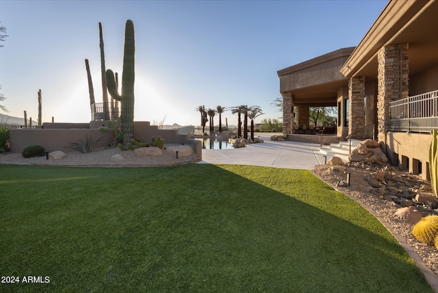 view of yard featuring a patio