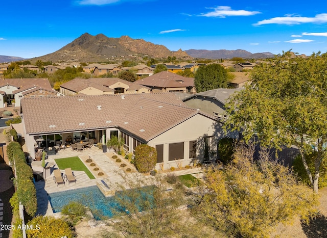 birds eye view of property featuring a mountain view