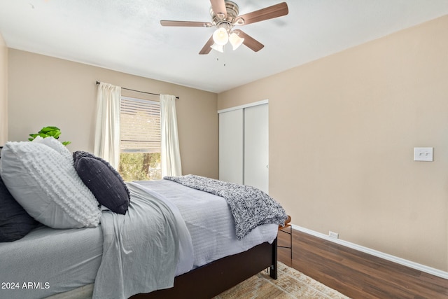 bedroom with hardwood / wood-style flooring, ceiling fan, and a closet