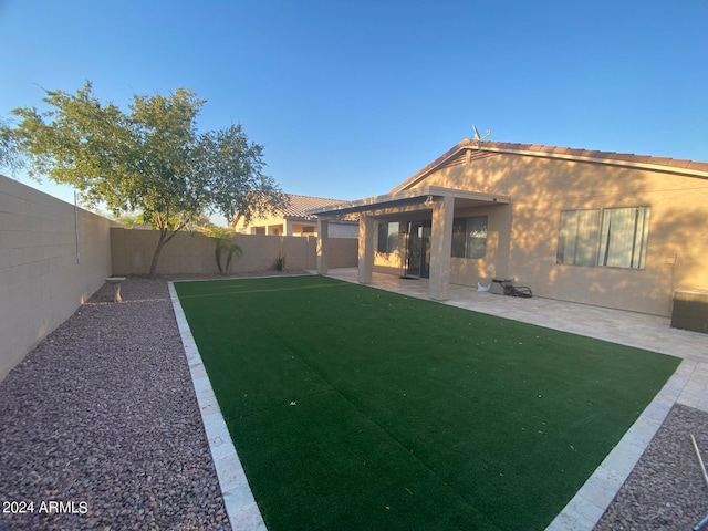 view of yard featuring a patio