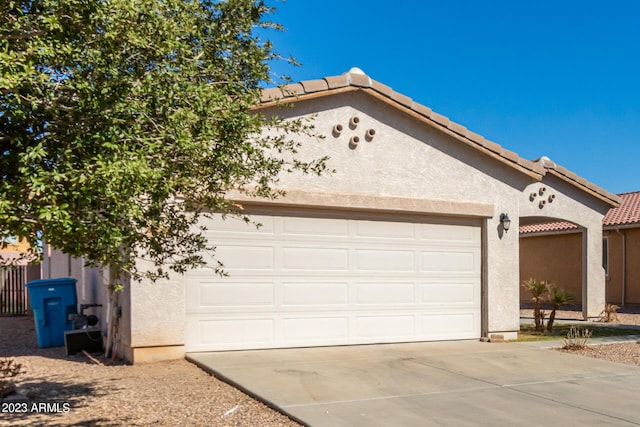 view of front facade featuring a garage