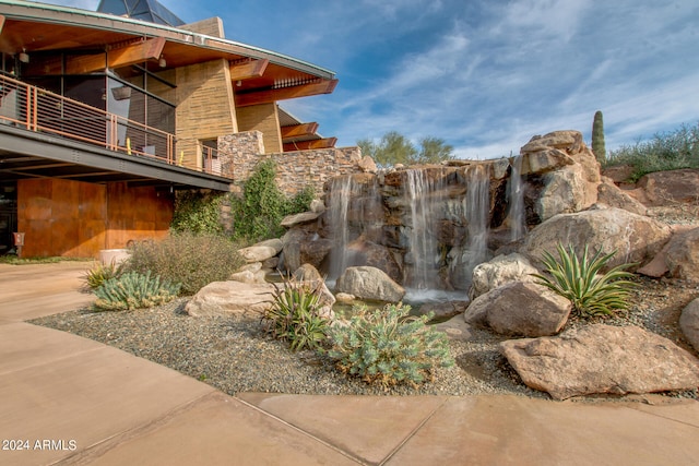 view of yard featuring a balcony