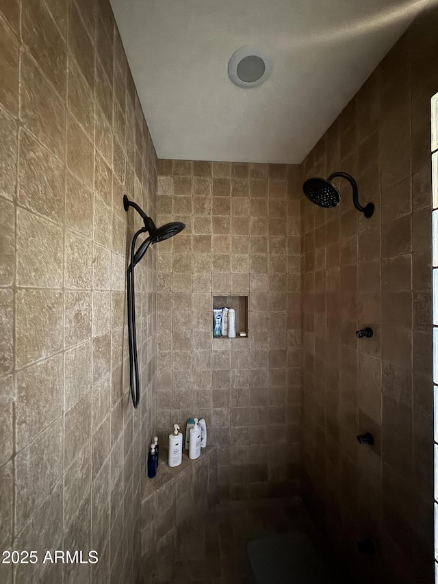 full bathroom featuring tiled shower