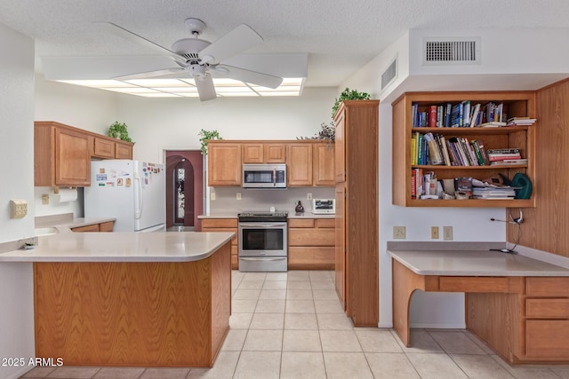 kitchen with visible vents, stainless steel appliances, a peninsula, light countertops, and ceiling fan