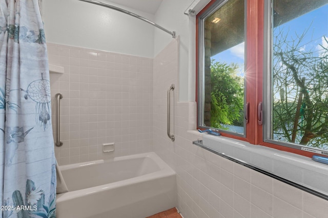 1503 N Thrasher Ln, Wickenburg, AZ 85390 - bathroom with shower / bath combination with curtain