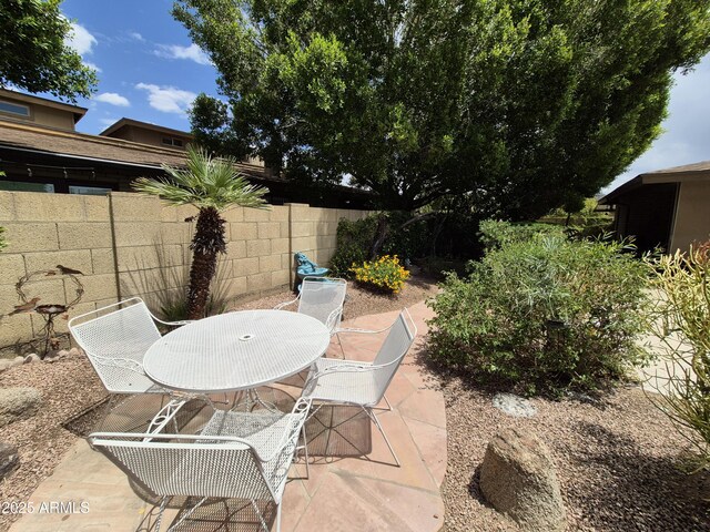 1118 E Orangewood Ave, Phoenix, AZ 85020 - view of patio with outdoor dining space