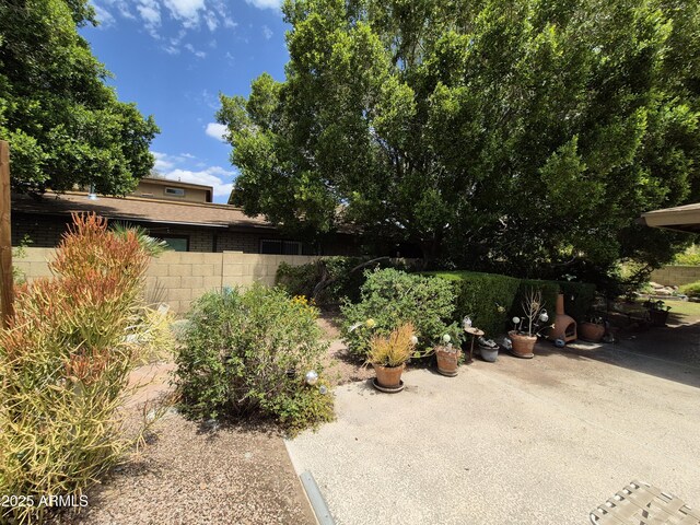 1118 E Orangewood Ave, Phoenix, AZ 85020 - view of yard featuring a patio