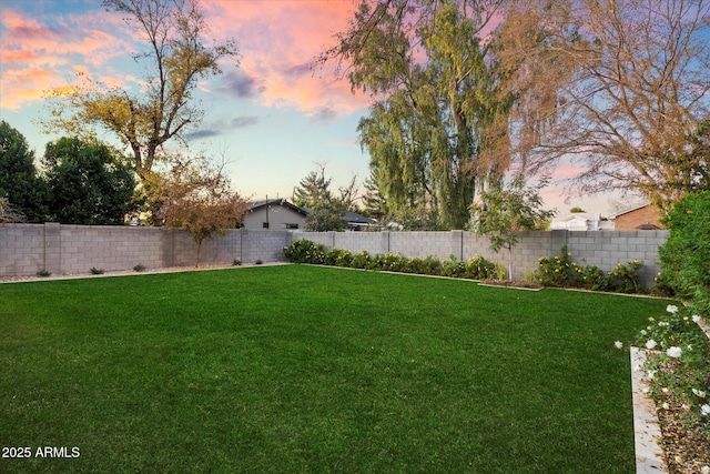 view of yard at dusk