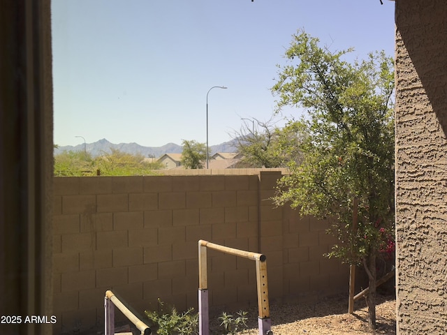 view of yard featuring a mountain view