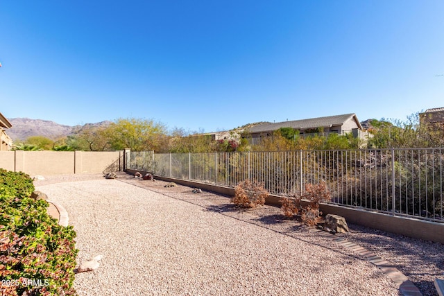 view of yard featuring a mountain view