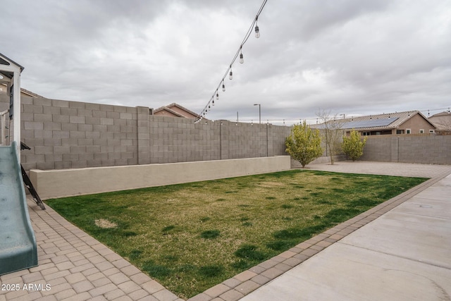view of yard featuring a patio