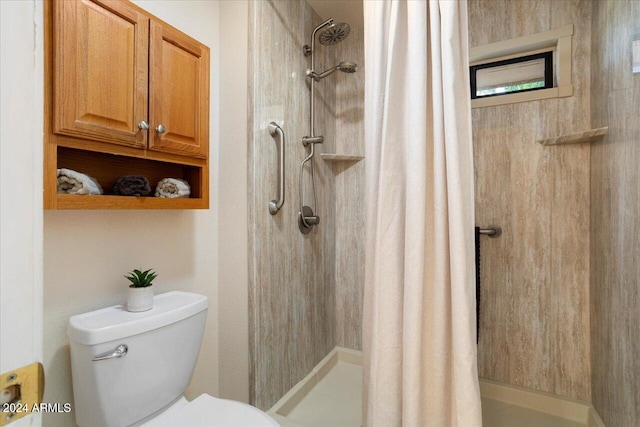 bathroom featuring a shower with shower curtain and toilet