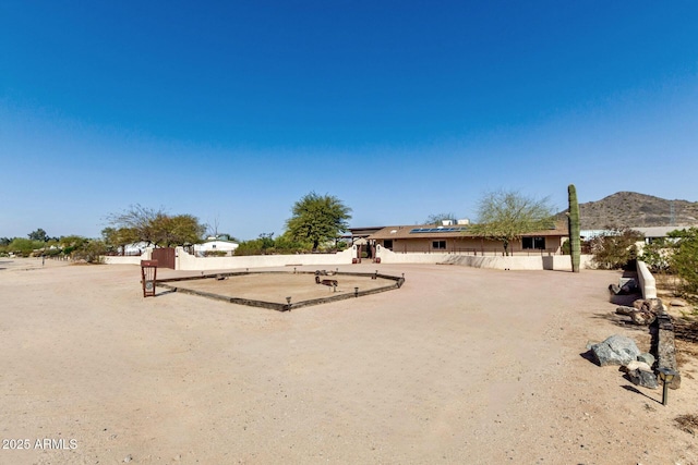 view of yard with a mountain view