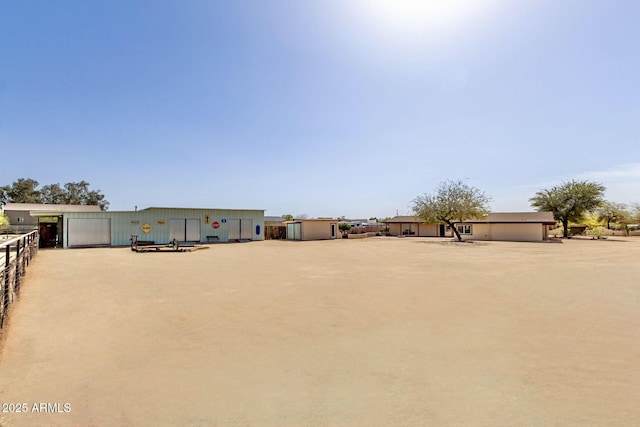 view of yard with an outbuilding