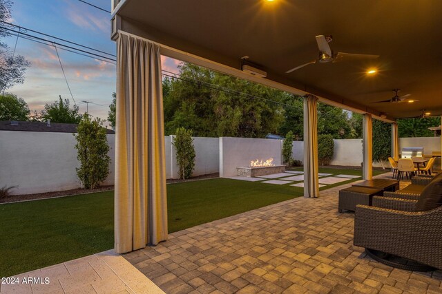 view of patio featuring an outdoor hangout area, area for grilling, an outdoor kitchen, and ceiling fan