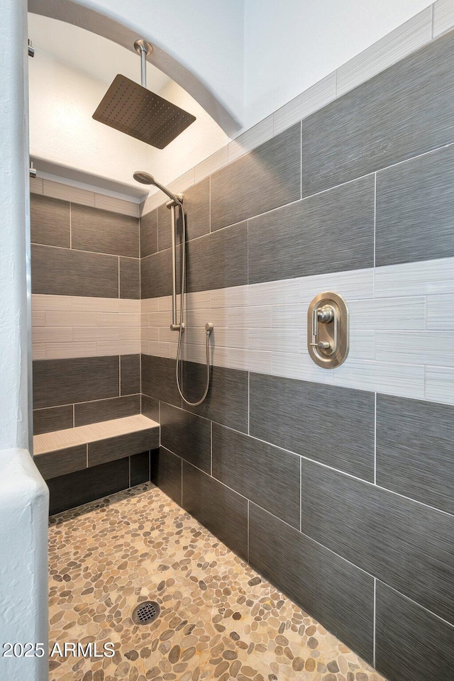 full bathroom featuring tiled shower