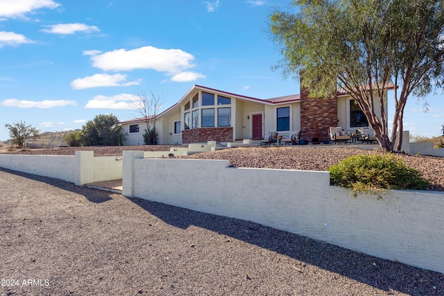1060 S Kellis Rd, Wickenburg, AZ 85390 - mid-century home with a fenced front yard, stucco siding, and a patio