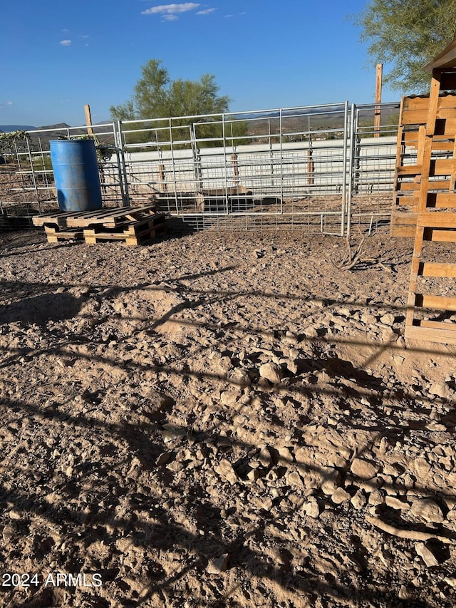 view of yard with an outdoor structure