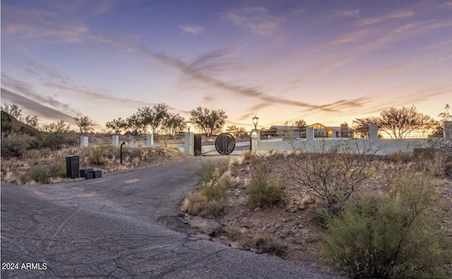 1060 S Kellis Rd, Wickenburg, AZ 85390 - view of asphalt driveway