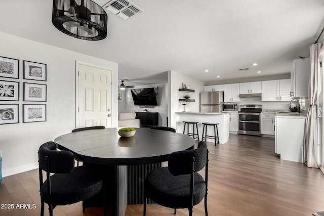 dining space featuring recessed lighting, dark wood-type flooring, baseboards, ceiling fan, and visible vents