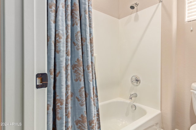 bathroom with shower / bath combo