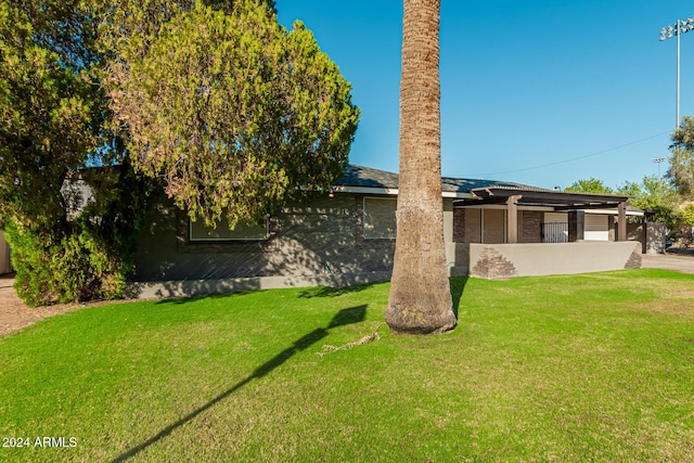 view of front of home featuring a front lawn