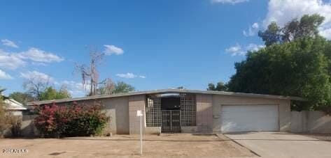 view of front facade featuring an attached garage and concrete driveway