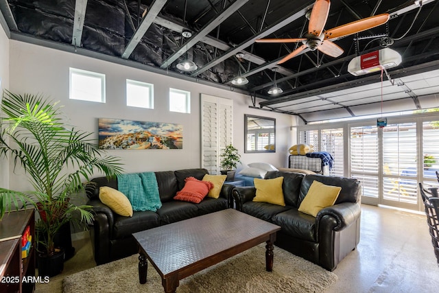 sunroom with ceiling fan