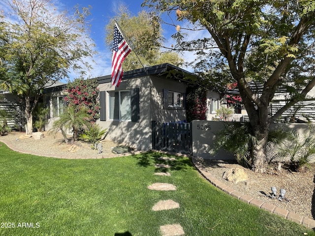 view of front of property featuring a front yard