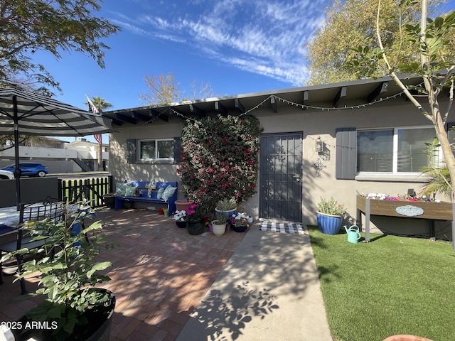 view of front of house featuring a front yard and stucco siding