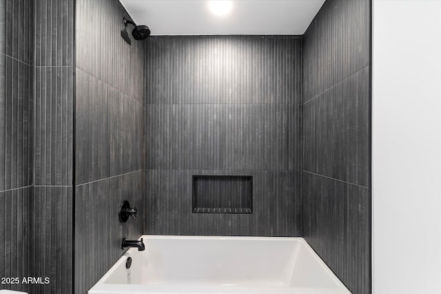 bathroom with tiled shower / bath