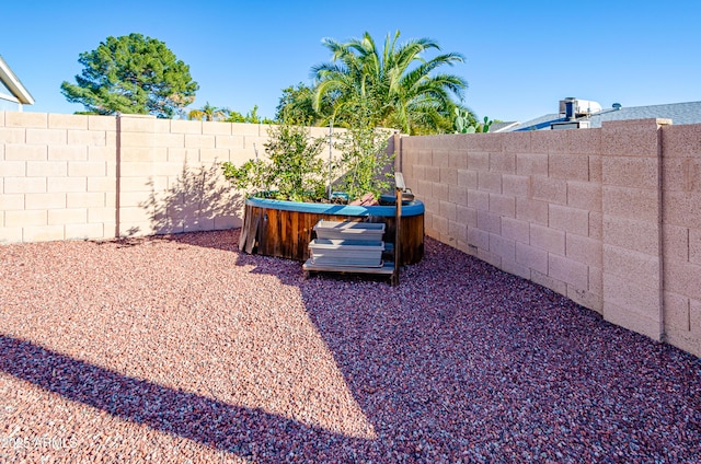 view of yard featuring a jacuzzi