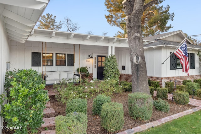 view of front of property featuring covered porch