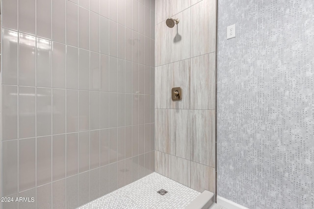 bathroom featuring a tile shower