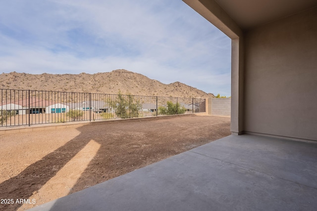 view of yard featuring a mountain view